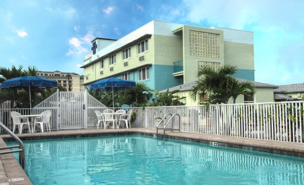 Palm Pavilion Inn شاطئ كليرووتر المظهر الخارجي الصورة